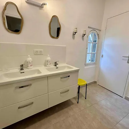 Spacieux A Avec Piscine *